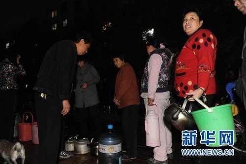 11月17日，在鄭州市柿園水廠家屬院，群眾在排隊(duì)等待送水車。新華社記者趙鵬攝 