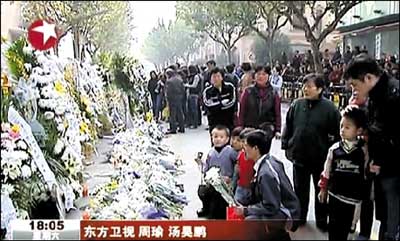 昨日，上海市群眾自發(fā)前往火災(zāi)現(xiàn)場悼念遇難者。東方衛(wèi)視截圖