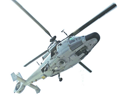 我海軍護(hù)航編隊(duì)進(jìn)行直升機(jī)滑降訓(xùn)練。