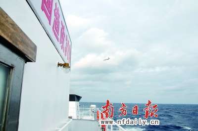 日本偵察機(jī)(紅圈所示)圍繞著我漁政310船上空盤旋。黃應(yīng)來盧松江攝