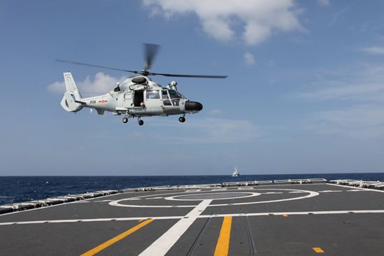中國海軍第八批護(hù)航編隊艦載直升機(jī)升空偵查。
