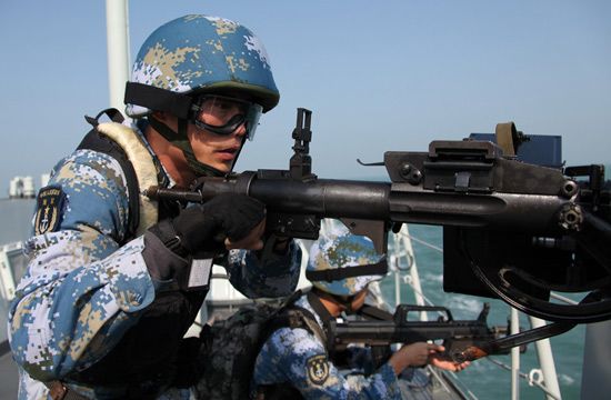 2月24日，中國海軍第八批護(hù)航編隊在南沙海域進(jìn)行首次反海盜綜合演練。演練實(shí)施了輕武器射擊，直升機(jī)偵查取證、警示驅(qū)離，反海盜武力營救等多個課目。新華社記者邱俊松攝