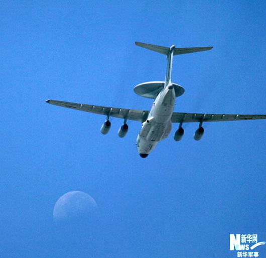 空警-2000預(yù)警機編隊正在訓(xùn)練。譚超 攝