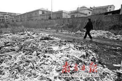 3月24日，浙江臺(tái)州市速起蓄電池有限公司廠房外邊堆滿了廢舊垃圾。近日，臺(tái)州路橋區(qū)峰江街道上陶村139名村民出現(xiàn)由蓄電池污染引起的血鉛含量超標(biāo)
