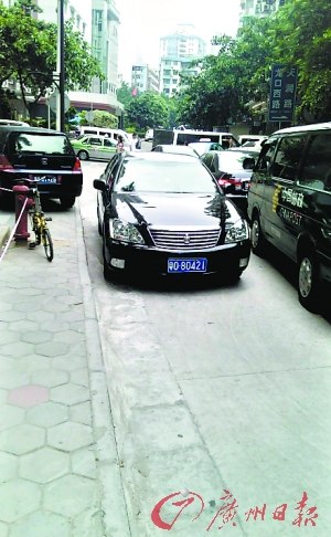 “粵O80421”車在龍口西路逆行（圖片來(lái)自網(wǎng)友“人靚聲甜”微博，請(qǐng)與本報(bào)聯(lián)系領(lǐng)取稿酬）。