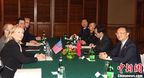 7月22日，中國外長楊潔篪在印尼巴厘島會見美國國務(wù)卿希拉里·克林頓，雙方就兩國關(guān)心的問題進(jìn)行友好的交談。中新社發(fā) 顧時宏 攝