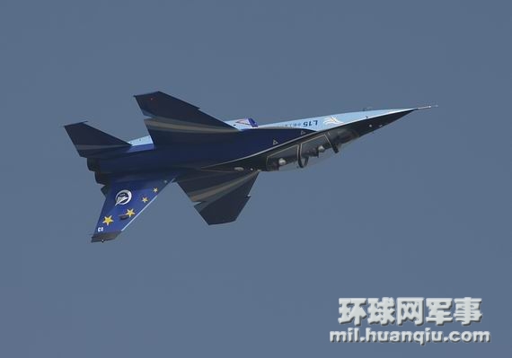 L15“獵鷹”高級(jí)教練機(jī)在珠海上空做橫滾動(dòng)作