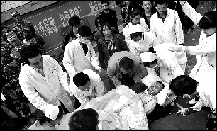 醫(yī)護人員將傷者轉往貴陽治療。新華社發(fā)