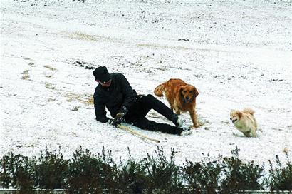 青島龍年首雪連下20小時(shí)氣勢足 49根碘化銀助增雪