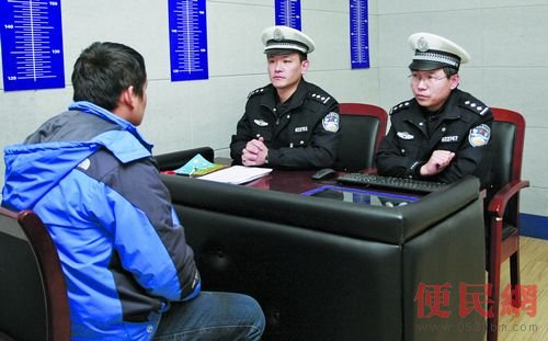 鄭某正在青島膠南接受警方審查。