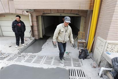 青島一小區(qū)業(yè)主挖地三尺建車庫