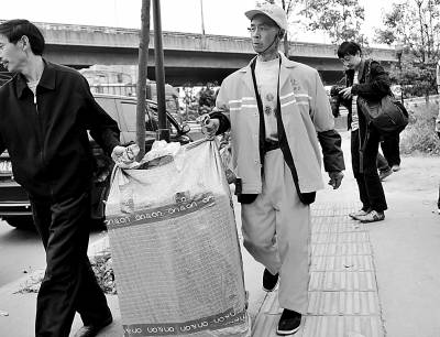 環(huán)衛(wèi)工人徐師傅將撿到的貨物歸還失主。吳名攝