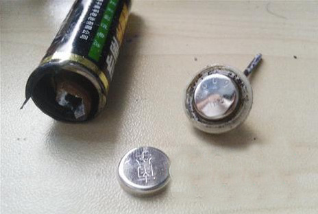 這個電池突然爆炸，把自己的“屁股”炸開了