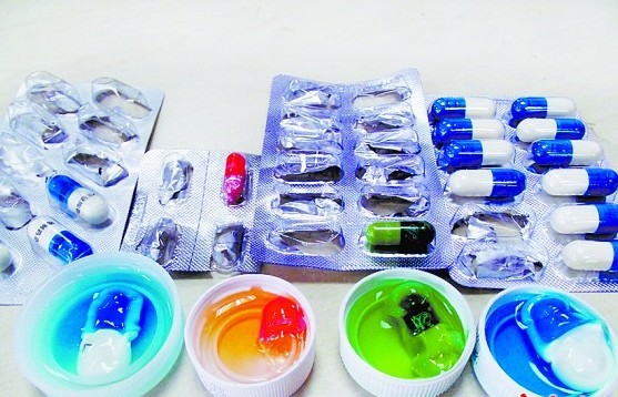 浸泡一個小時，四種膠囊殼均掉色嚴重。