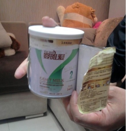 贈品奶粉外包裝是1段，但撕開“馬甲”后發(fā)現(xiàn)原包裝是2段。
