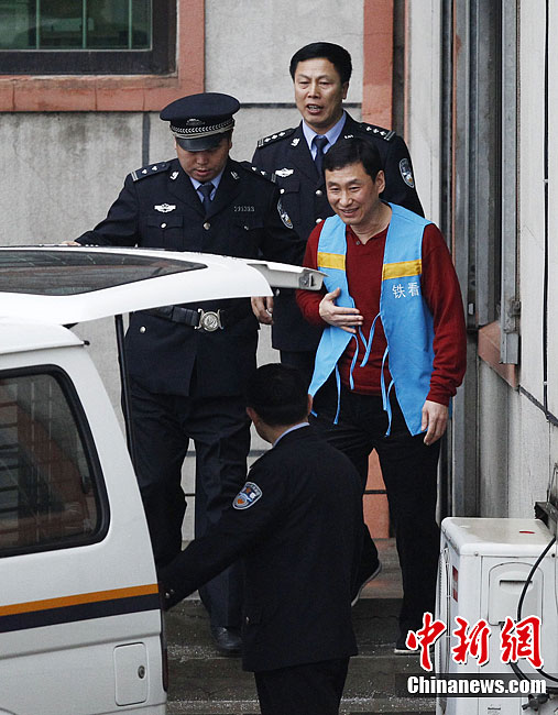 中國(guó)足壇反腐案：南勇微笑離開(kāi)法庭