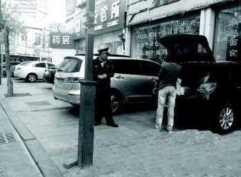 收費(fèi)員剛收取了這名女司機(jī)30元停車費(fèi)。