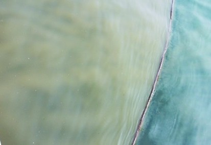 纜繩兩側，污染較重的海水與污染較輕的海水涇渭分明。