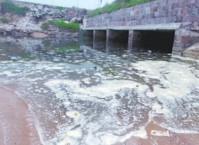 大量污水從這四個洞口排出。