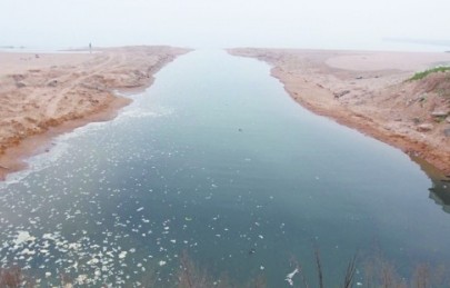 污水沿著這條人工挖開的河道匯入大海。