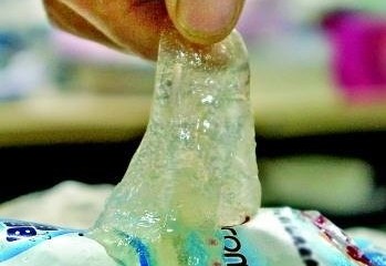 這支冰棍在常溫放置24小時(shí)后,變成了一攤膠狀物。
