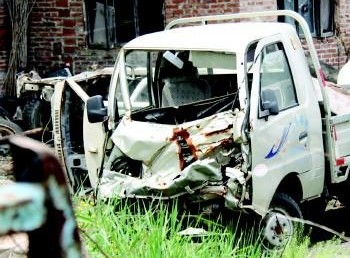 7日,在坊子區(qū)黃旗堡東樓村一非法拆車點,拆裝的車輛和部件散了一院子。