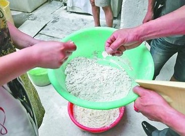 在一家米線加工作坊內(nèi)，執(zhí)法人員發(fā)現(xiàn)一個盆內(nèi)盛著白色的粉狀物，其中還有不少結(jié)塊