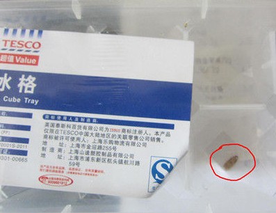 樂(lè)購(gòu)超市自有品牌冰格內(nèi)現(xiàn)死蟲(chóng)子
