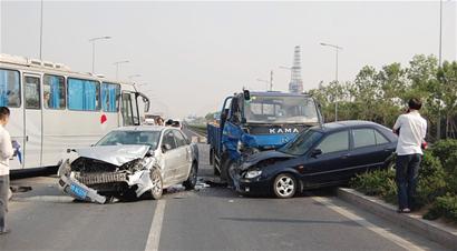 青島環(huán)灣路發(fā)生慘烈車禍 4車連撞堵路兩小時