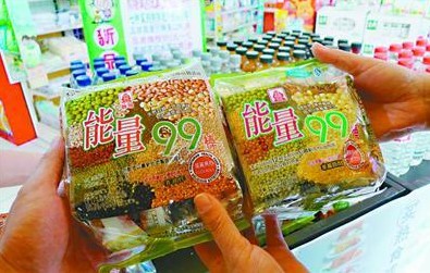 圖一：在經(jīng)七緯一路統(tǒng)一銀座超市，兩種包裝雷同的能量99棒擺放在同一個柜臺上。