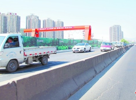 黑龍江路中間混凝土制的隔離墩在夜間難以看清。