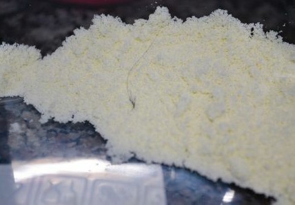 奶粉中的異物清晰可見。奶粉里發(fā)現毛發(fā)