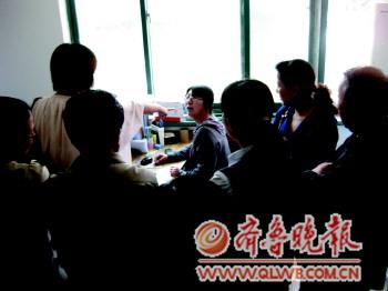 業(yè)主在開(kāi)發(fā)商辦公室與工作人員發(fā)生爭(zhēng)執(zhí)。