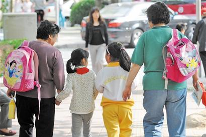 青島小學(xué)生書包重達24斤 肩負越減越重