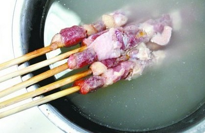 肉串泡在熱水中后，清水變成了'濃湯'。