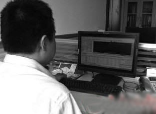 民警正在查看證據(jù),錄像是受害人錄制的交易過(guò)程。