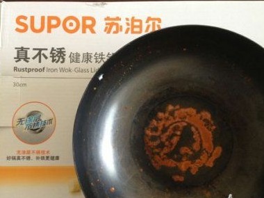 使用三天后的蘇泊爾“真不銹”鍋，銹跡斑斑。