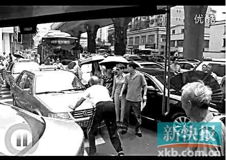 老外攔車(chē)讓120先行
