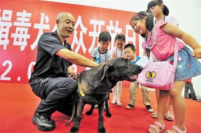 緝毒犬姐弟秀絕活驚艷眾人 不愛(ài)食物獎(jiǎng)勵(lì)愛(ài)拔河