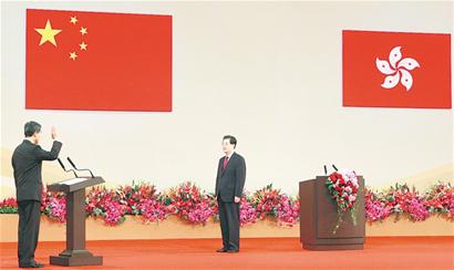 香港特別行政區(qū)第四任行政長(zhǎng)官梁振英宣誓就職，胡錦濤監(jiān)誓。