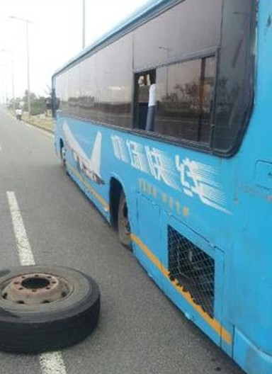 青島機(jī)場(chǎng)巴士行駛中車(chē)軸斷裂 后輪脫落