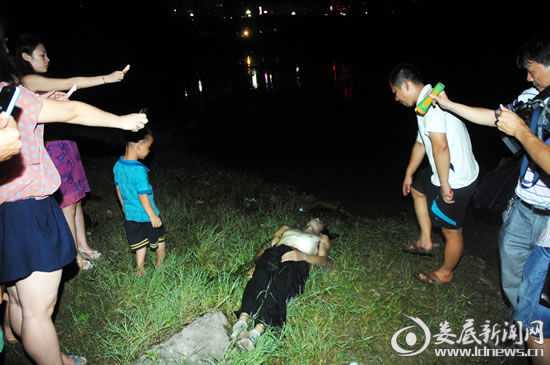 7月3日，婁底市孫水河公園河段，一名27歲的小伙子勇救一家三口卻溺水身亡。(吳永華/攝影)