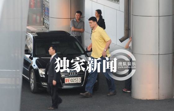 姚明赴京專(zhuān)車(chē)接送 空間狹小難容巨人