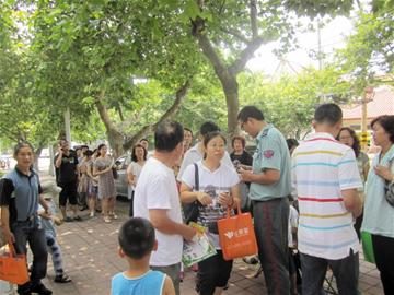 熱點(diǎn)小學(xué)搶號排隊擠破門 冷門學(xué)校少人問津