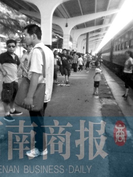 　因車廂停電，乘務(wù)員讓乘客下車透氣。網(wǎng)友陳克婷/供圖