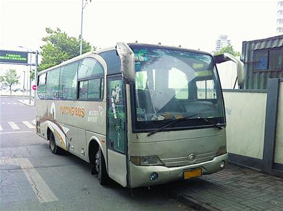 青島常見(jiàn)霸道報(bào)廢車(chē)被批環(huán)境流氓 一身灰塵一占兩年