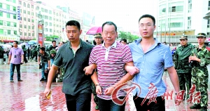 胡某星（中）被抓捕歸案。