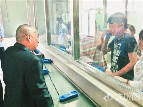 3年未見，父子倆見面時(shí)失聲痛哭
