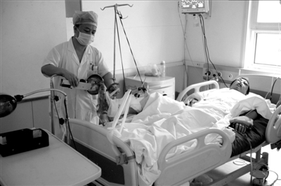 因救下自殺者而下肢重傷的李博亞在重癥監(jiān)護室內(nèi)接受救治。本報記者歐陽曉菲攝