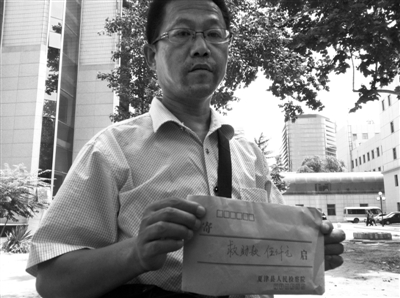 小傳旺舅爺拿到當(dāng)?shù)貦z察院5000元捐款。此前，小傳旺被人用充氣泵從肛門充氣造成重傷，進(jìn)京治療。新京報(bào)記者 李寧 攝
